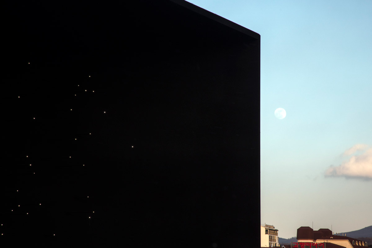 展馆采用Vantablack VBx2涂层，吸收99%的入射光。(路加福音Hayes)版权