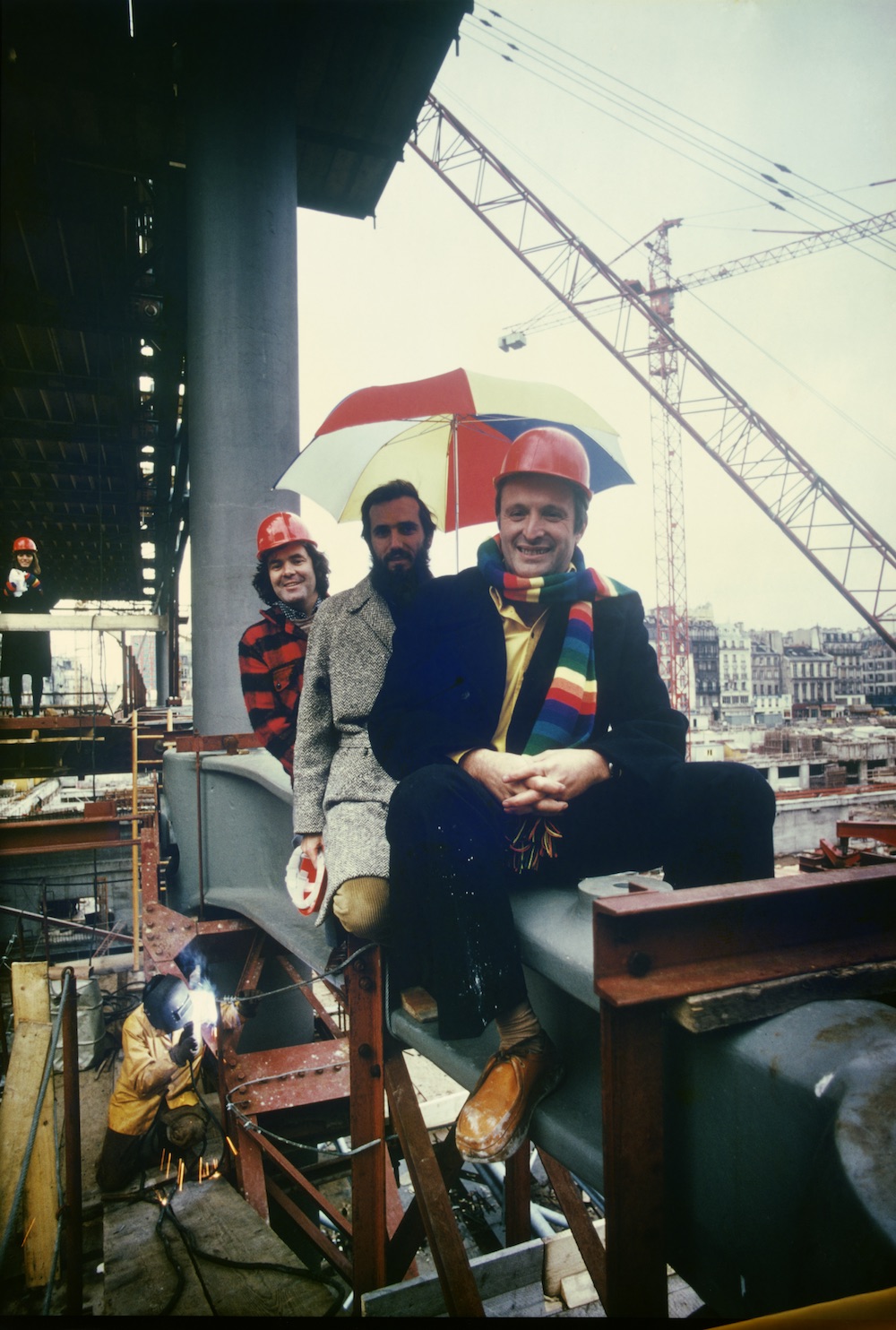 蓬皮杜中心建设期间——理查德·罗杰斯、伦佐·皮亚诺和彼得·赖斯，背景是露丝·罗杰斯。(托尼·埃文斯/礼貌ARUP)