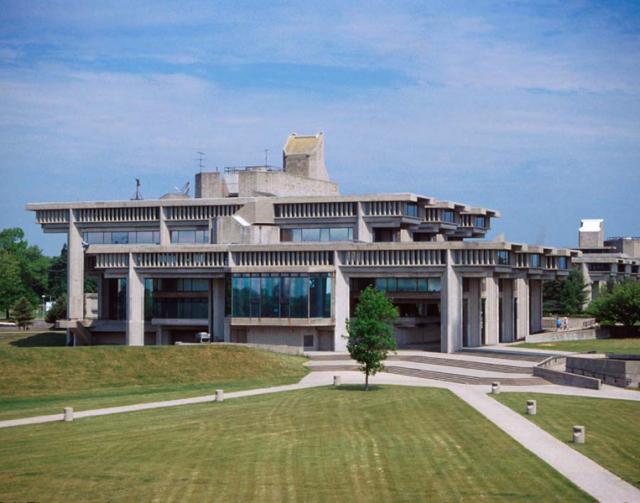 图书馆通信中心，SMTI，（立即大学马萨诸塞州大学），北达特茅斯，MA，1968-1972。在1995年和2005年之间拍摄的照片。（图片通过umass dartmouth）
