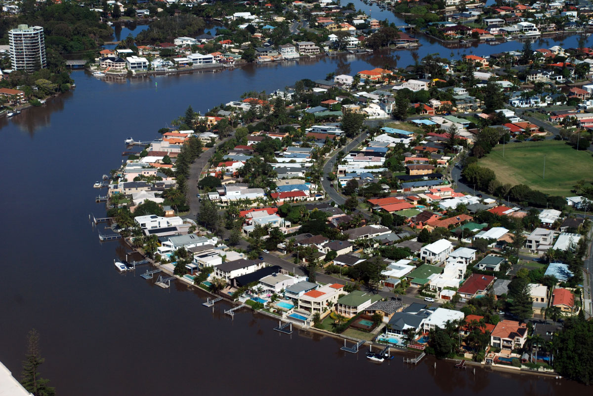 金海岸在昆士兰，澳大利亚。即使在强行气候变化之前，有些城市已经岌岌可危地靠近边缘。（Xiquinhosilva / Flickr）