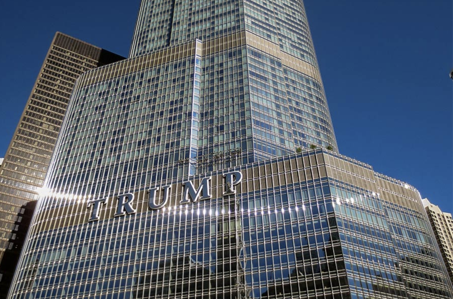 Chicago's Trump Tower entices potential tenants by omitting the ...