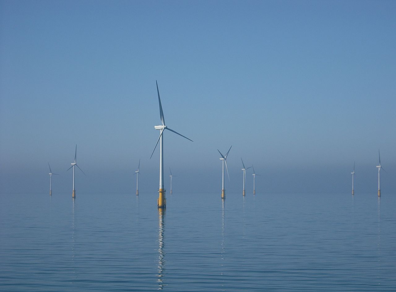 英国海岸外的巴罗风电场照片