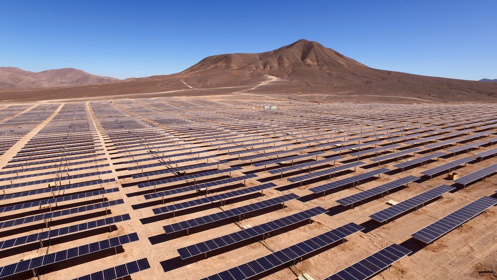 太阳能阵列的照片在智利类似于在墨西哥建立的人。