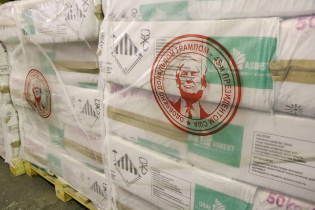 社交媒体上的一张照片显示，特朗普总统的脸被印在了俄罗斯石棉运输托盘上