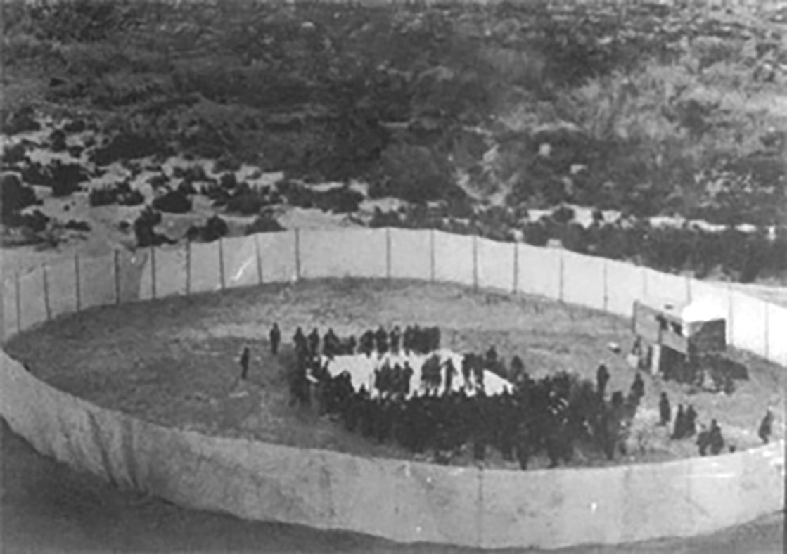 这是1896年重量级拳击比赛的照片，摄于格兰德河河床上方的悬崖上。