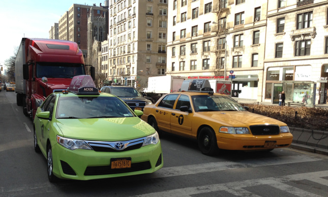 纽约市的出租车。奖章出租车（黄色）在右侧。左边是博罗出租车（苹果绿）。（Z22，通过Wikimedia Commons）
