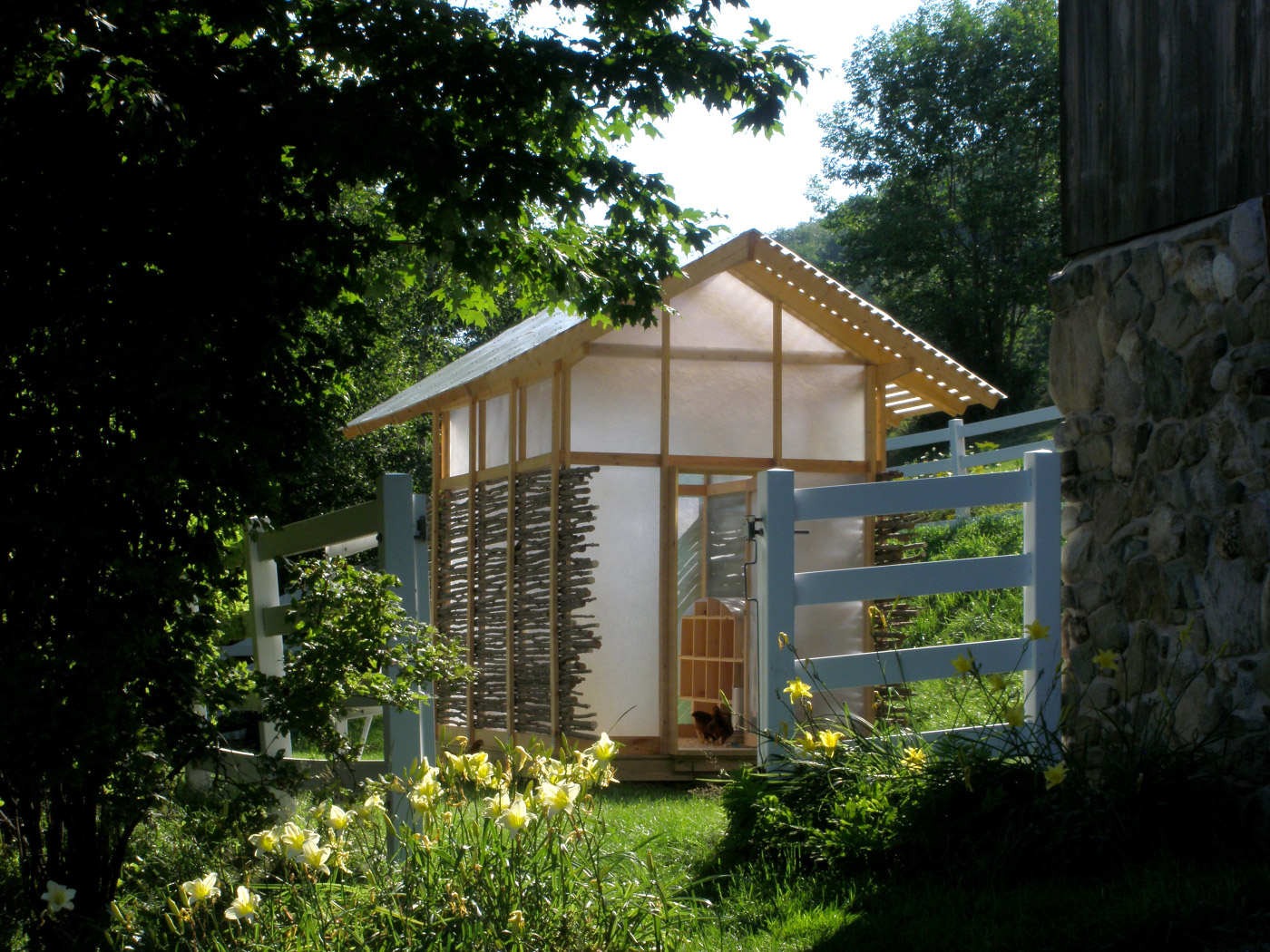 2011年工作室的鸡教堂，玻璃纤维包裹的鸡舍。