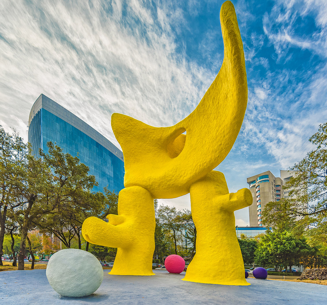 驻地5，双腿太阳/ el SolBípedo，由匈牙利语 - 法国雕塑家皮埃尔·斯里·斯里萨利，保守，2009年。Ruta de la Amistad。