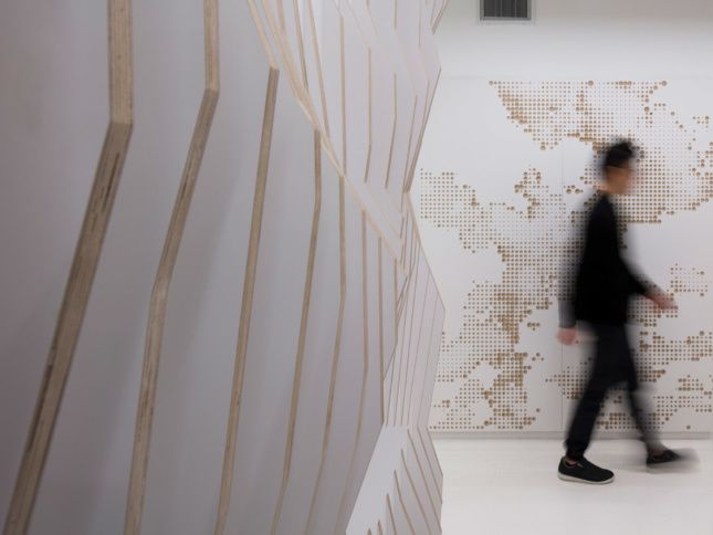 在这个项目中，Höweler + Yoon建筑事务所的设计师们制作了一系列的波罗的海桦木胶合板，为等候区和办公室走廊创造了视觉和材料上的乐趣。