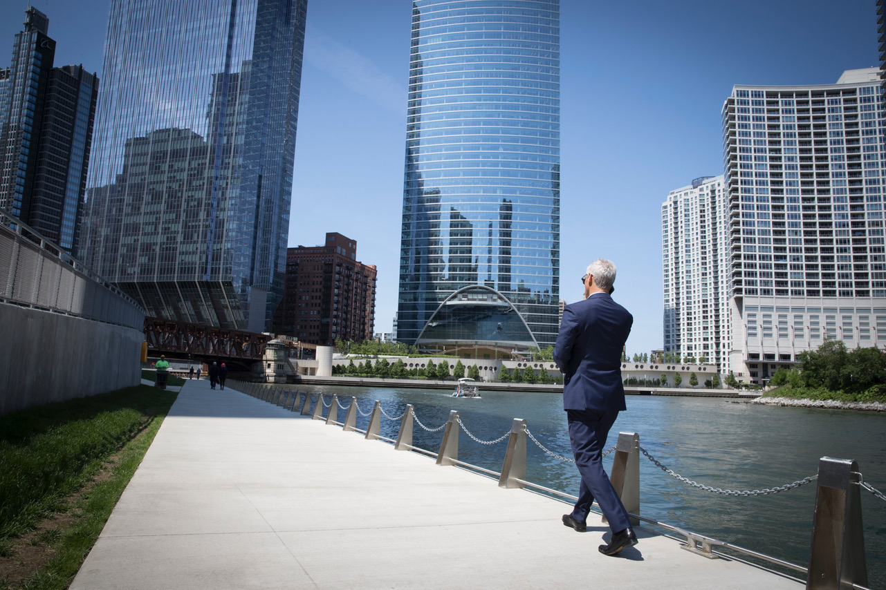 在德国汉堡市长的访问期间，市长Rahm Emanuel在芝加哥河道上拍摄了自己的时刻。