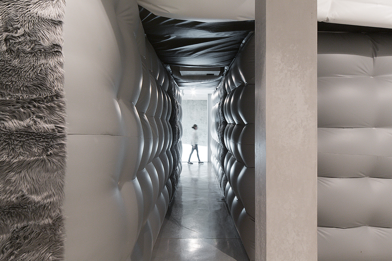 Alex Schweder的“从墙到墙的地板到天花板”被安装在特拉维夫艺术博物馆(人造毛皮，乙烯基，电子，吹空气，配乐，2014)