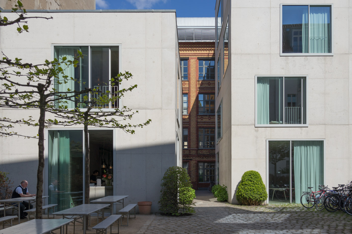 Chipperfield的柏林办公室与Chipperfield设计的Kantine在它前面对话。