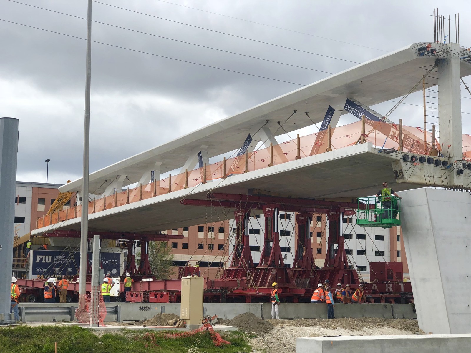 佛罗里达国际大学(FIU)人行天桥正在建设中