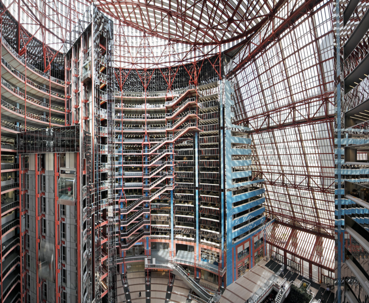 图为赫尔穆特·雅恩1985年设计的詹姆斯·r·汤普森中心160英尺高的中庭。