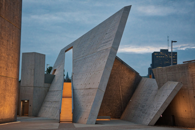 国家大屠杀纪念碑、聚焦照明和丹尼尔·利伯斯金德照片