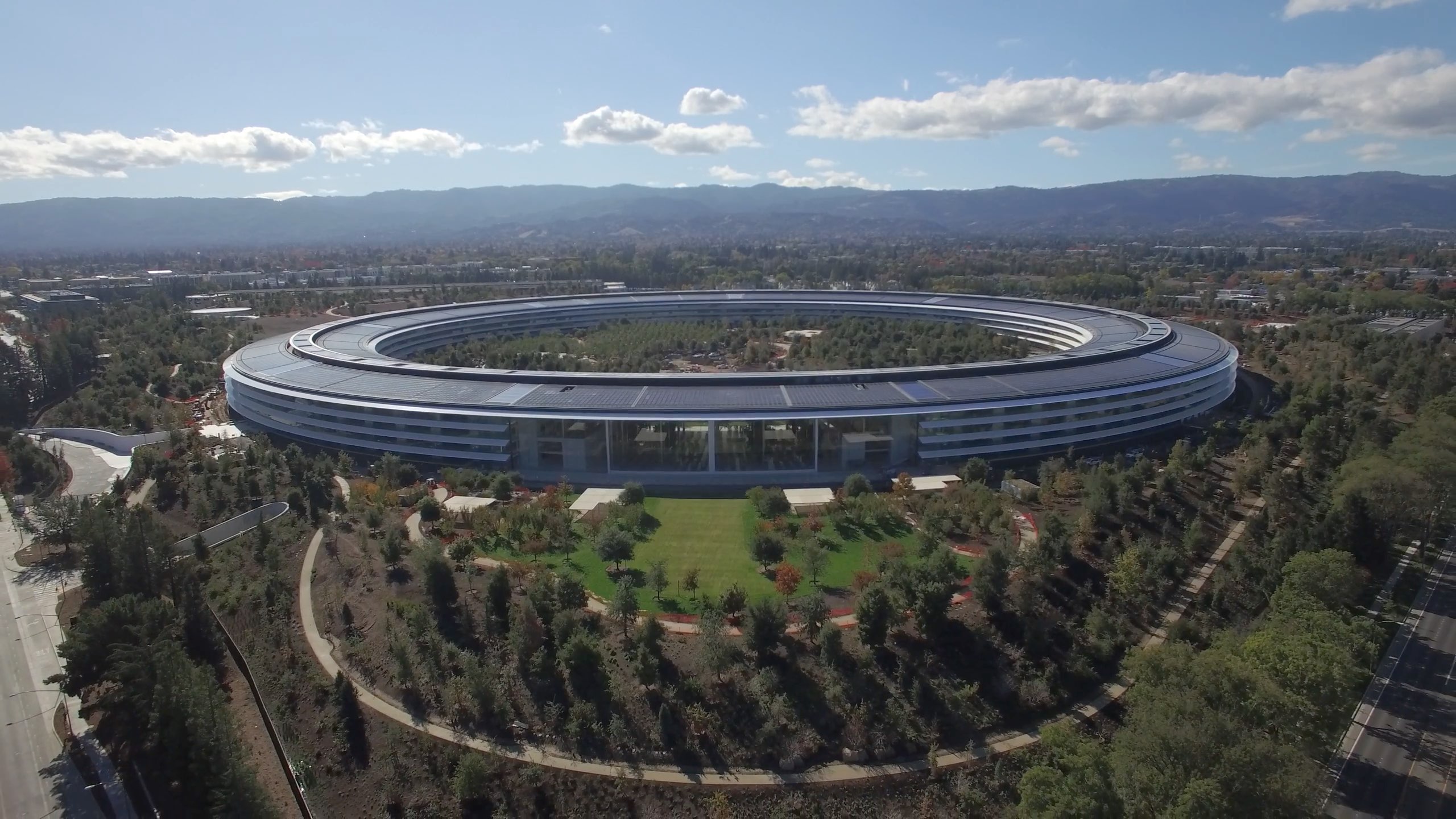 一家苹果公园的无人机镜头，苹果公司的福斯特+合作伙伴设计的总部位于加利福尼亚州库伯蒂诺。