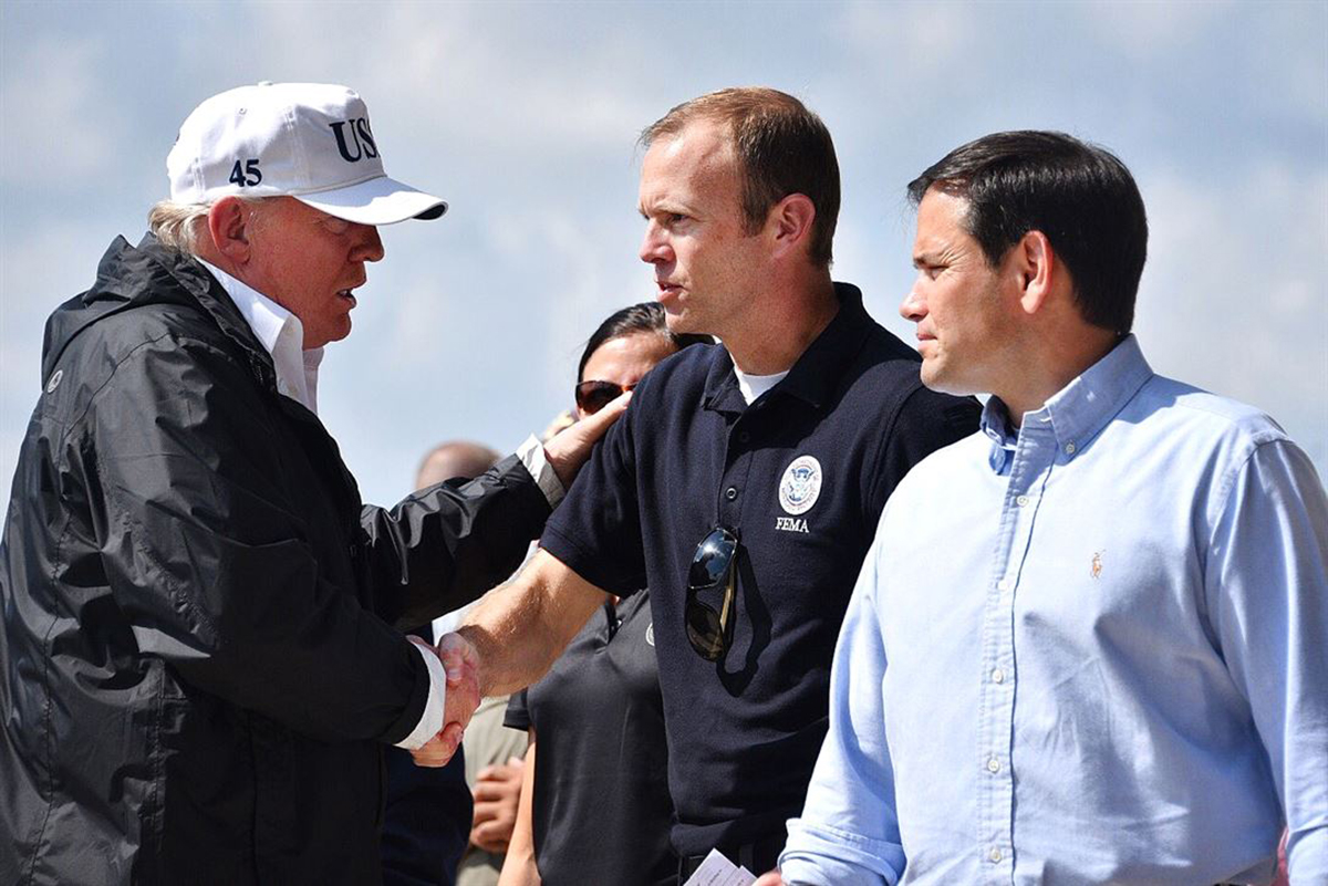 唐纳德·特朗普、参议员马可·卢比奥和联邦应急管理局局长的照片，2017年9月