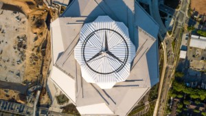 梅赛德斯奔驰体育场的顶上的无人机照片