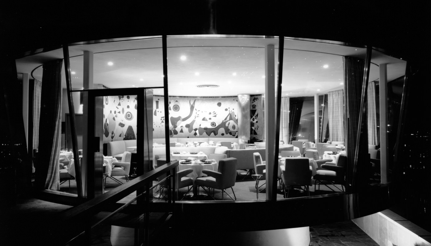 一家玻璃餐厅的黑白照片