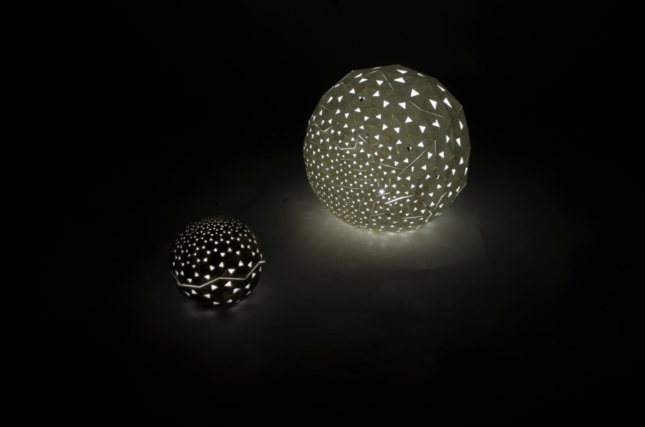 一个3d印刷的球形的照片与里面的光