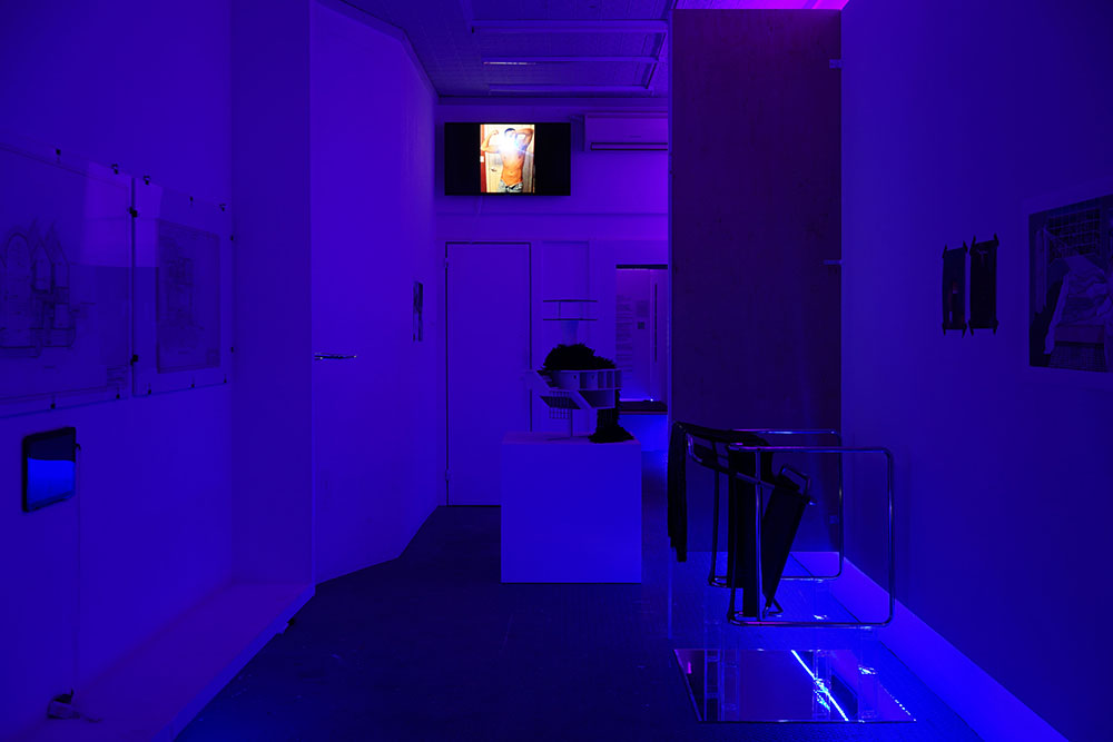 紫色点燃的室的看法有艺术的安装了。在后面是一个屏幕。