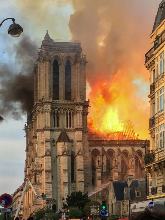 Notre Dame大教堂的照片着火的