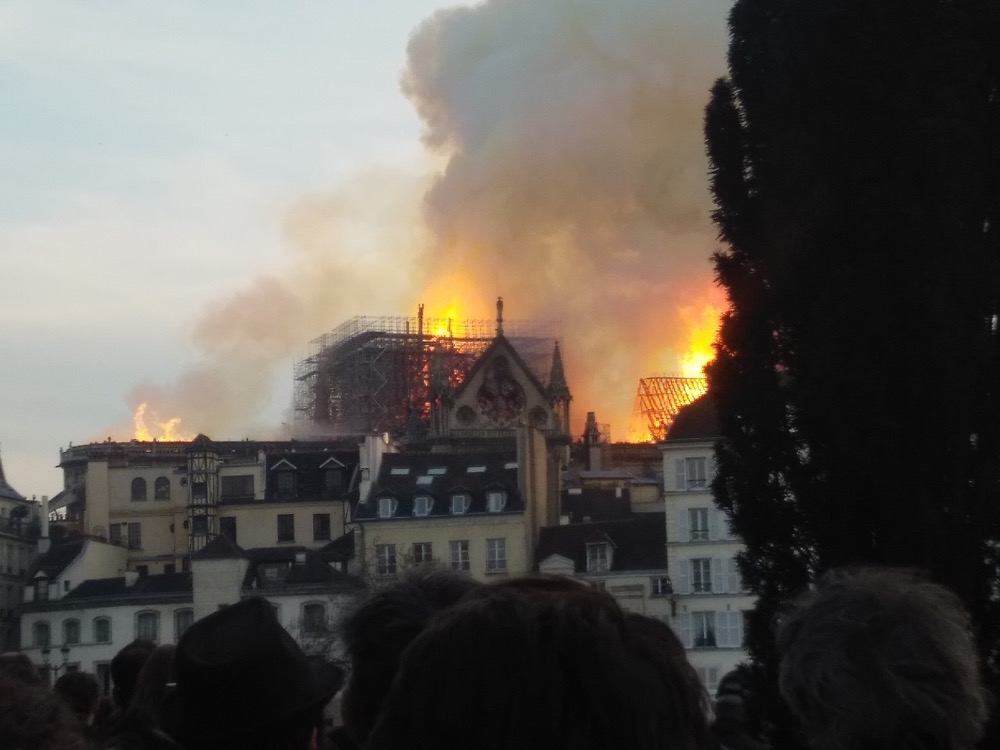 Notre Dame大教堂的照片着火的