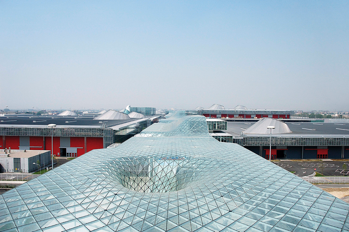 会展中心起伏的玻璃屋顶形象