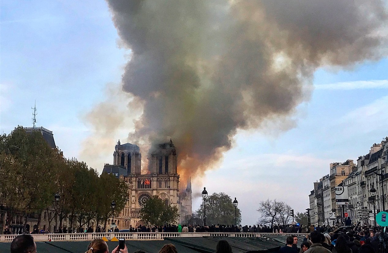 Notre Dame大教堂照片在火从远处的火
