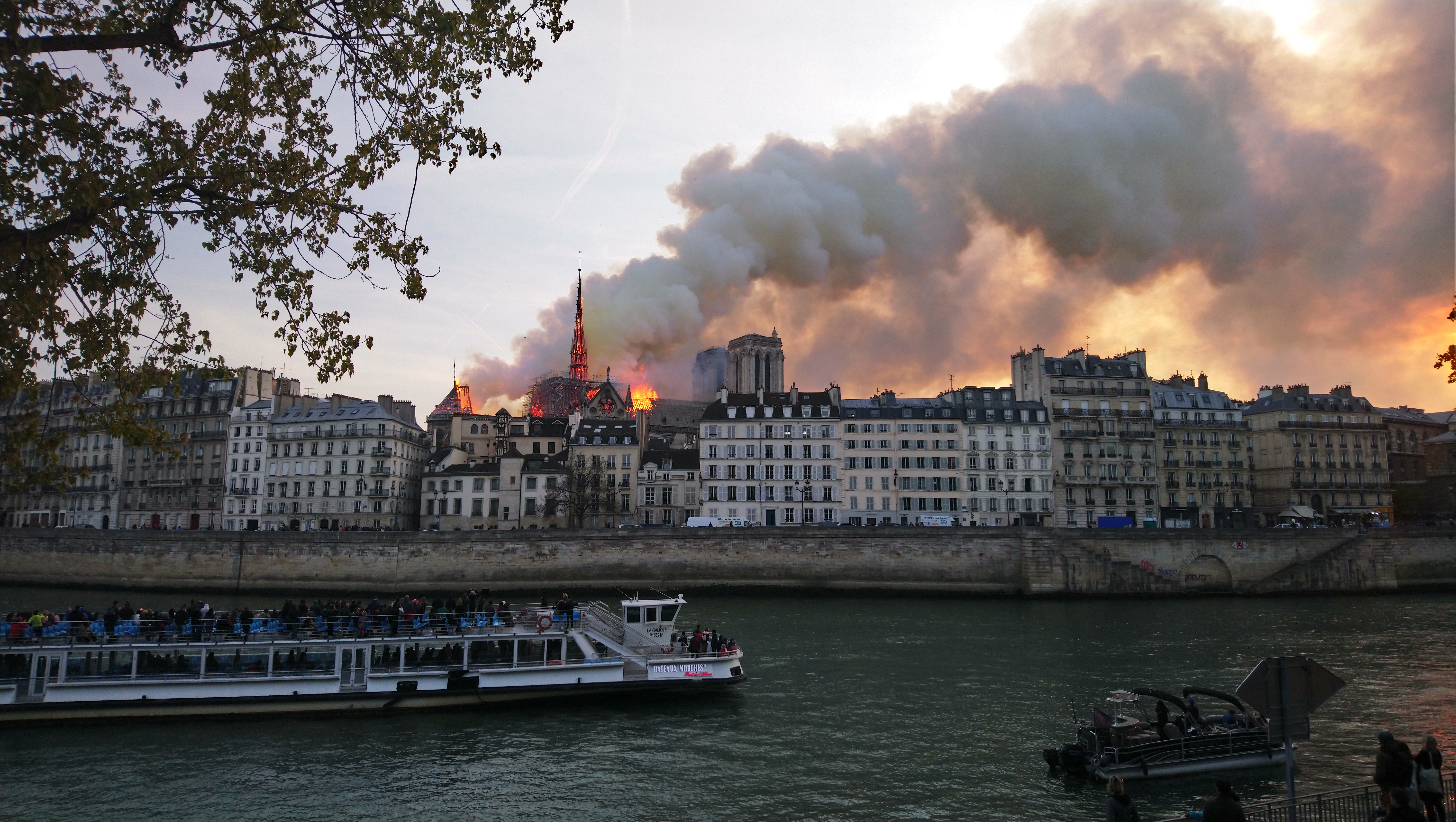 巴黎圣母院大教堂燃烧的照片