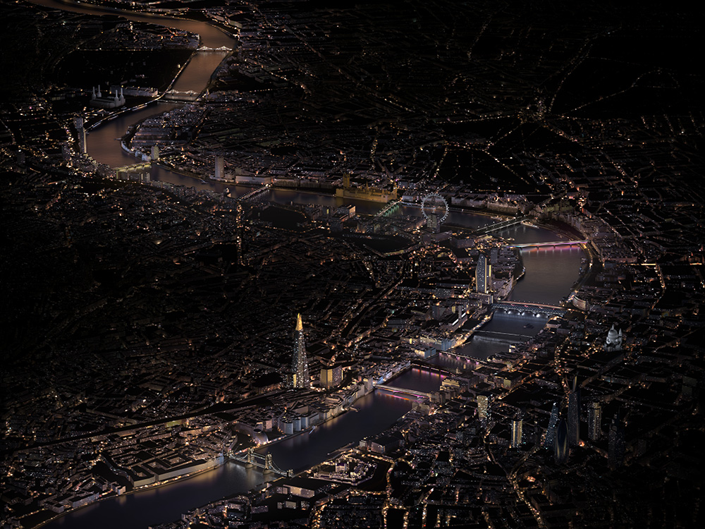 伦敦鸟瞰图，横跨泰晤士河的桥梁被五彩缤纷的灯光照亮