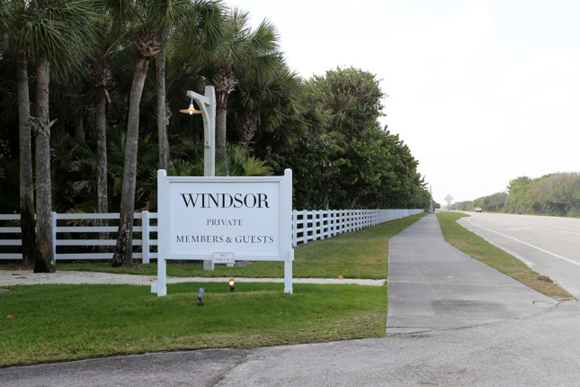 佛罗里达州温莎市的街道指示牌上写着“温莎私人会员和客人”。