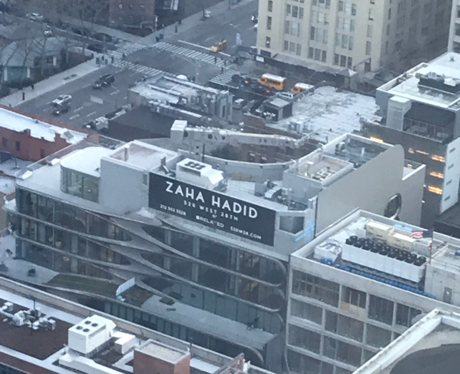 广告牌空中照片说“Zaha Hadid”在520 West第28街公寓建筑