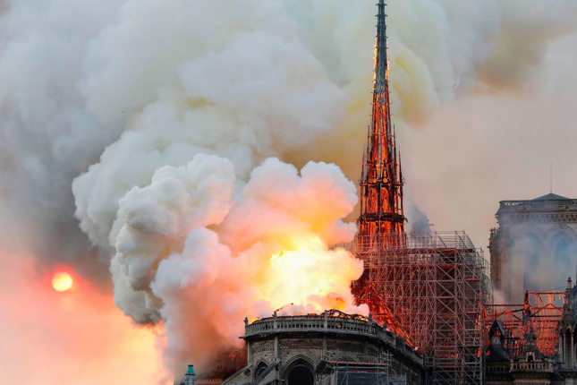 在火焰吞没的Notre Dame大教堂照片