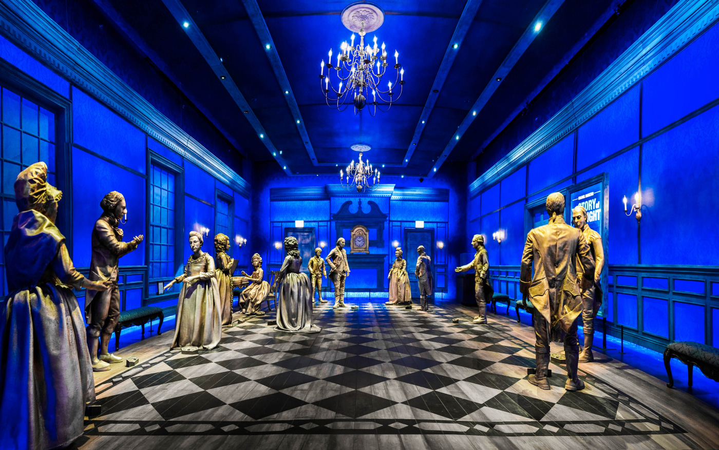 一张蓝色舞厅的照片，有方格地板和人体模型