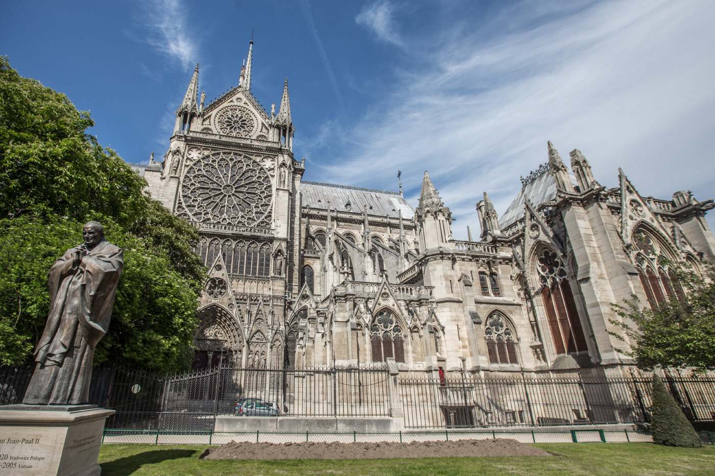 Notre Dame大教堂照片在巴黎：有一个巨大的玫瑰窗口的石灰石教会