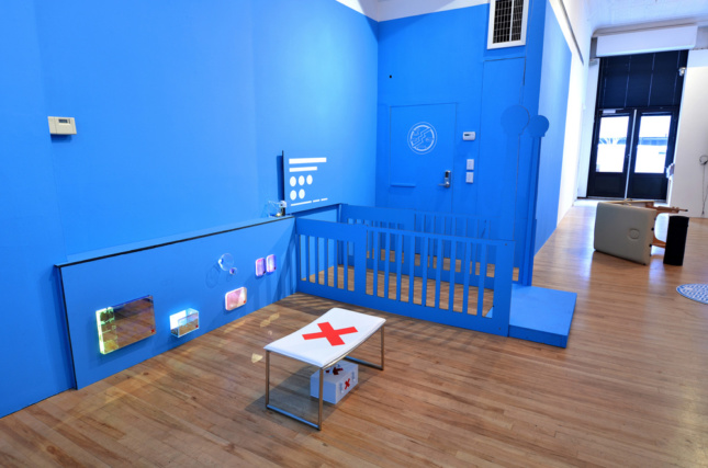 一个漆成蓝色的房间，中间有一张白色的桌子