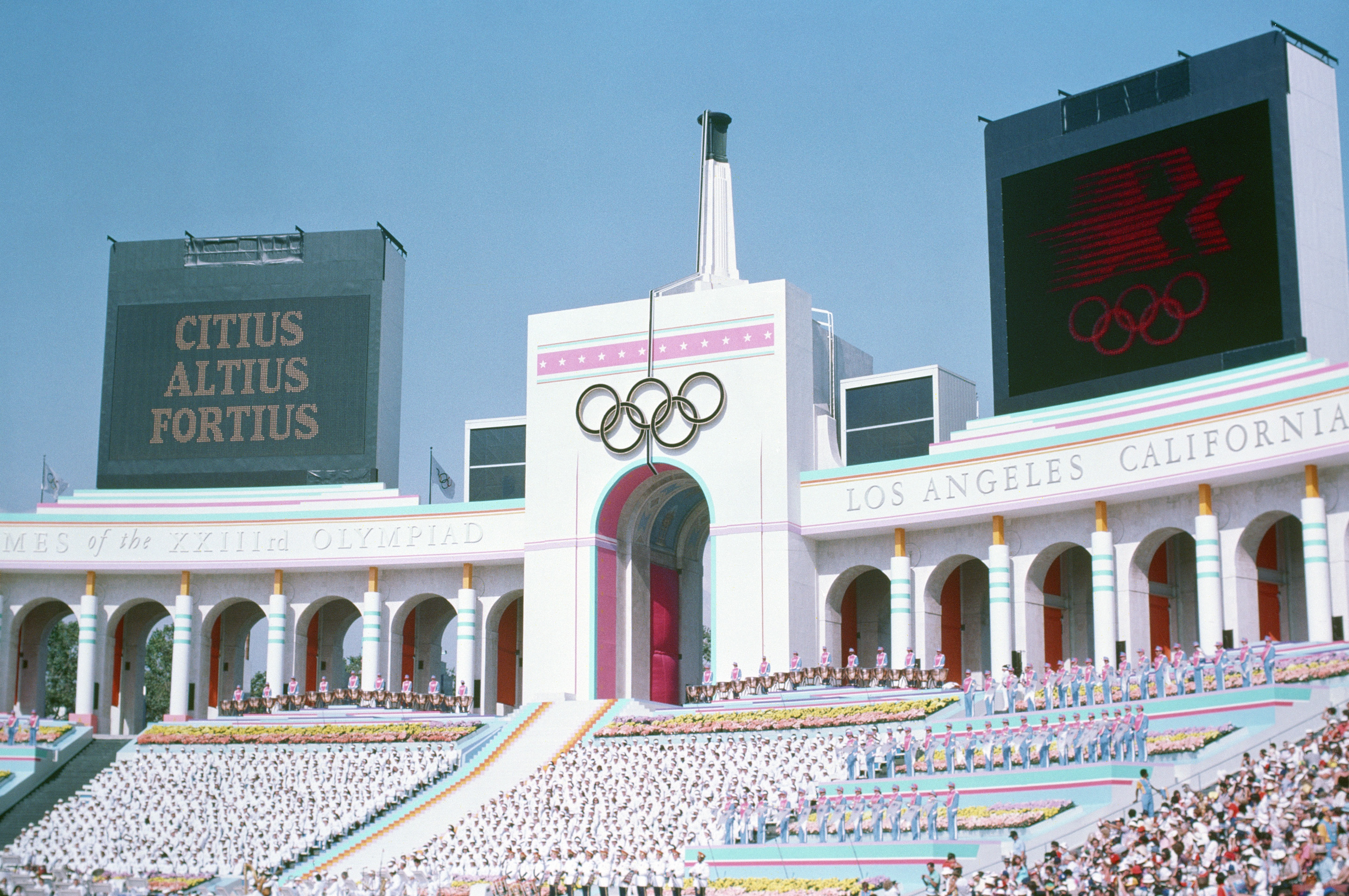 洛杉矶体育馆的奥运火炬塔照片