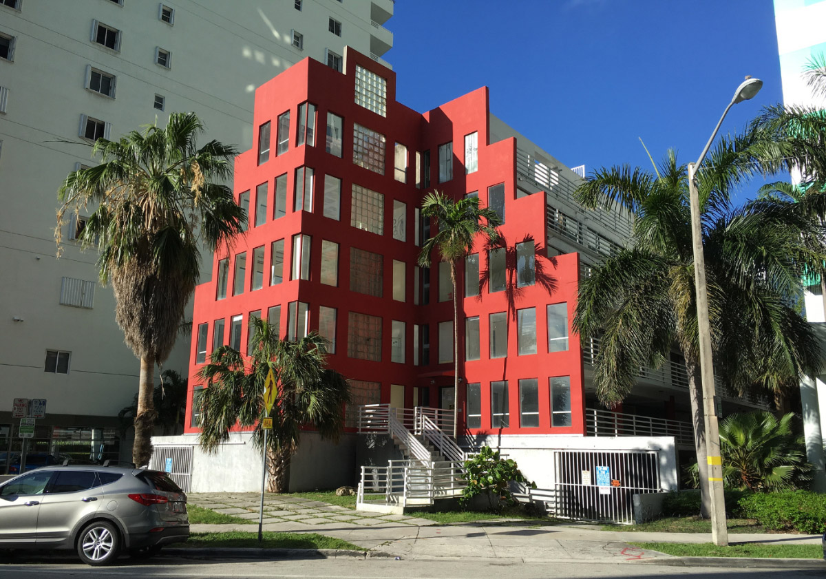 这是由arquitectonica设计的5层红色露台公寓