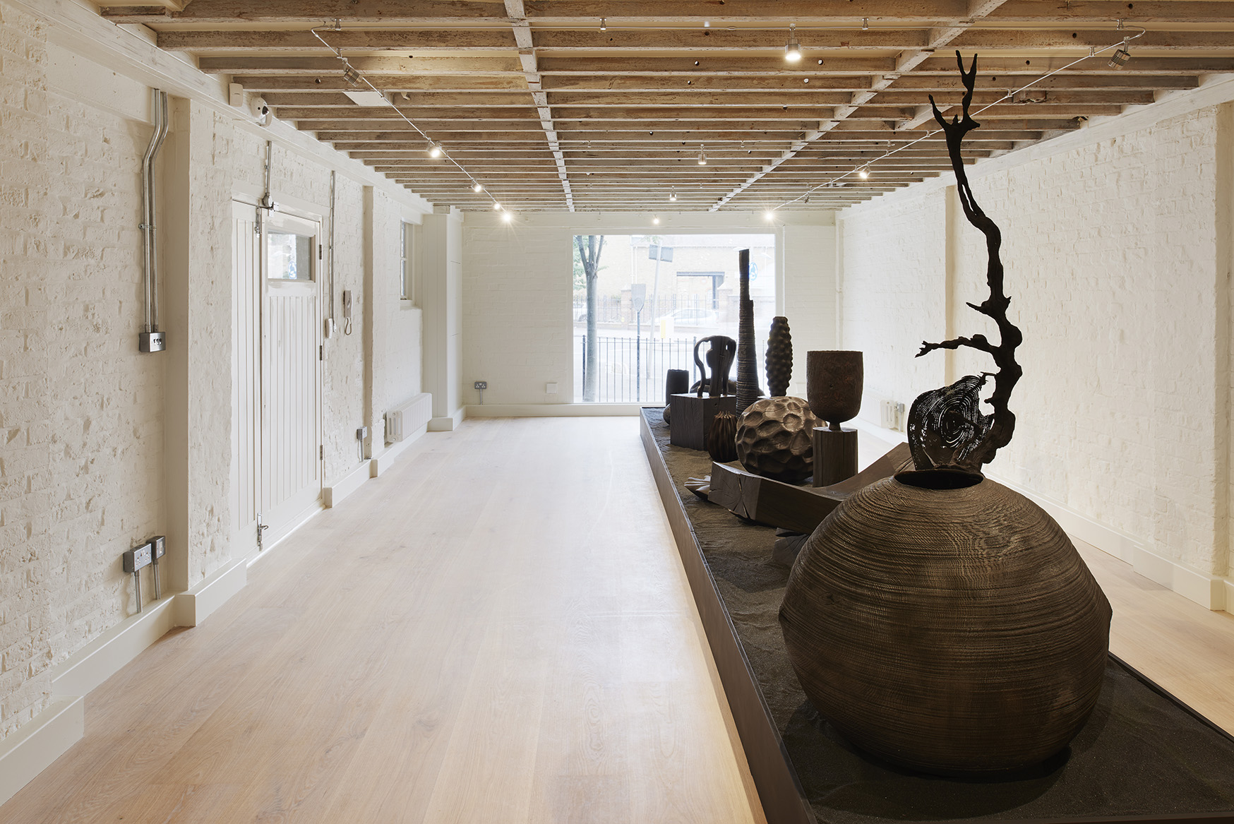 新Sarah Myerscough画廊的白色木地板的室内照片，里面有手工设计的物品