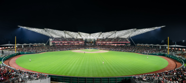 新迪亚布罗斯·罗乔斯体育场的广角视图，从草坪上望向有盖的体育场座位