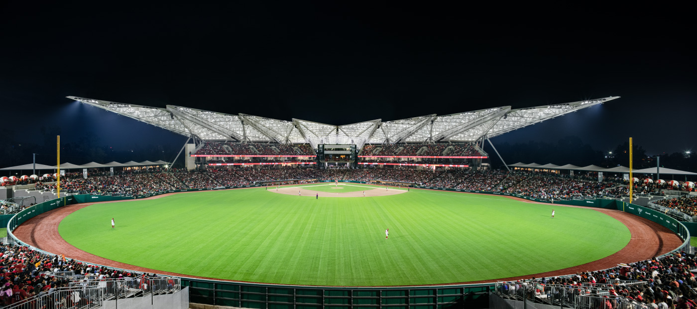 从草皮从草皮的新暗暗暗饰rojos体育场的广角视图，望向覆盖的体育场座位