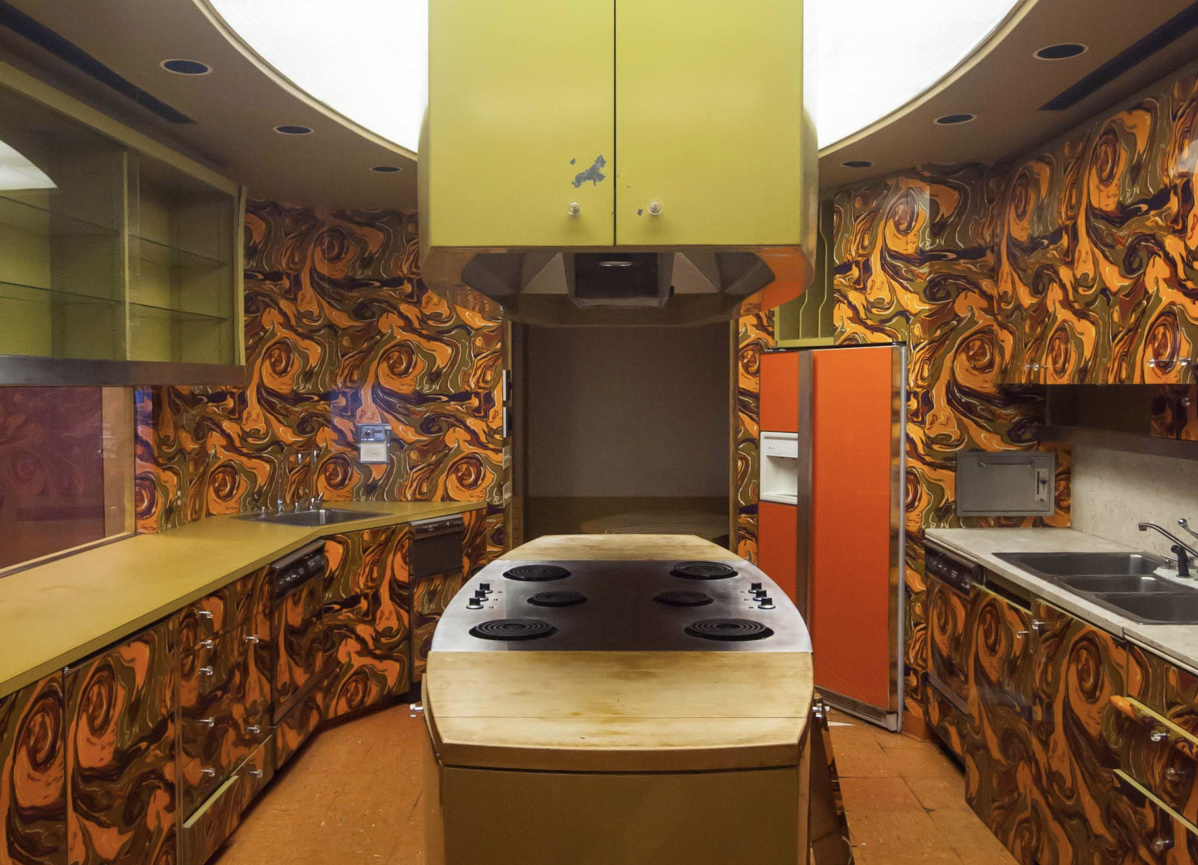 这是一个室内有橙色和黄色迷幻效果的测试厨房