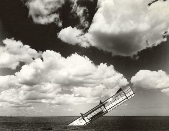 Stanley Tigerman的泰坦尼克号，一个沉没的大厦在领域和云彩的图象