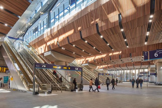 一站式火车站的照片与木材包层内部的