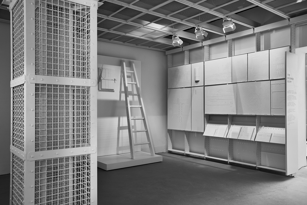 在奥斯威辛毒气室建筑的建筑安装功能全白色的石膏模型的内部视角作为证物室部分