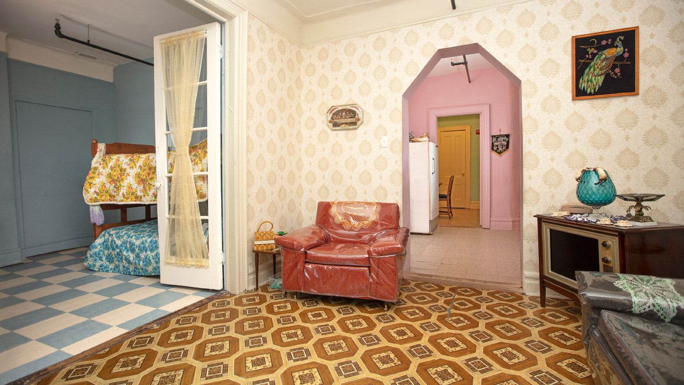 一间黄粉相间的客厅的内部装饰，来自最新的谢德时装秀
