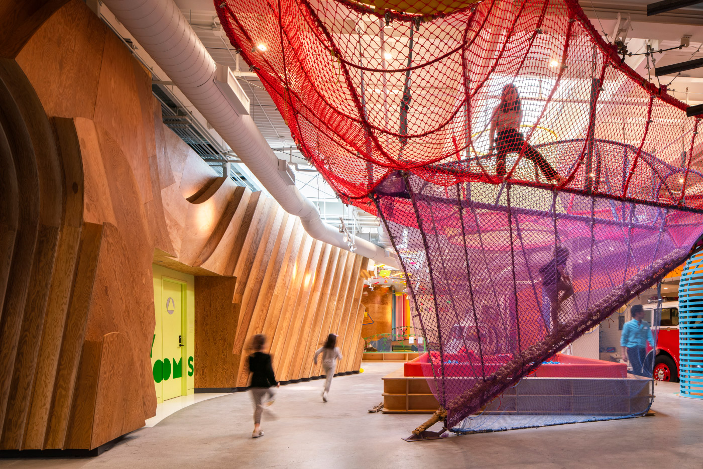 凯顿儿童博物馆的一个空间，孩子们在五颜六色的网里奔跑
