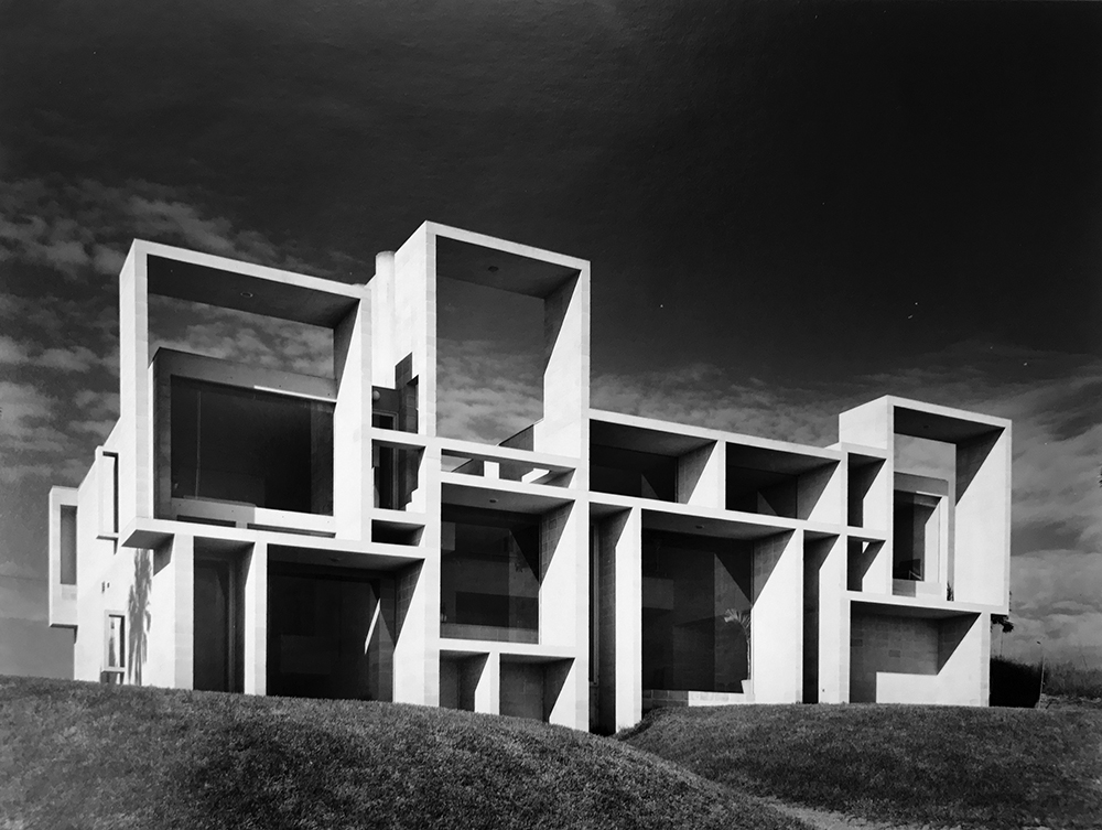 保罗·鲁道夫(Paul rudolph)设计的米拉姆住宅，是一个四四方方的野兽派混凝土住宅的黑白照片