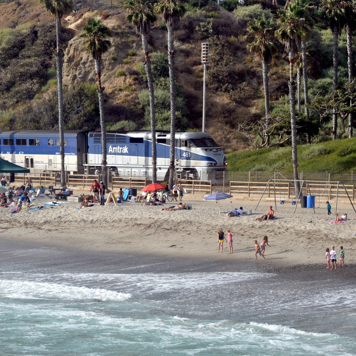 沿着加州海岸的火车流媒体，受海平面上升的威胁